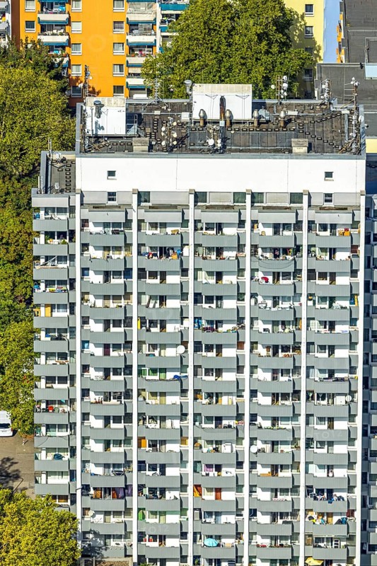 Aerial view, high-rise housing estate Fürstenberger Straße, balconies, shapes and colours, Hassels, Düsseldorf, Ruhr area, North Rhine-Westphalia, Germany, DE, Europe, property tax, high-rise buildings, real estate, aerial photography, aerial photography, aerial photography, multi-family houses, apartment buildings, terraced houses, overview, bird's-eye view, housing estate, living and living, residential area, residential buildings, quality of living, residential quarter, housing estate, residential district, birds-eyes view, overview