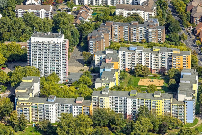 Aerial view, high-rise estate terraced houses Fürstenberger Straße, coloured house facades, Hassels, Düsseldorf, Ruhr area, North Rhine-Westphalia, Germany, DE, Europe, property tax, high-rise buildings, real estate, aerial view, aerial photography, aerial photography, multi-family houses, apartment buildings, terraced houses, overview, bird's-eye view, housing estate, housing and living, residential area, residential buildings, quality of living, residential quarter, housing estate, residential district, birds-eyes view, overview