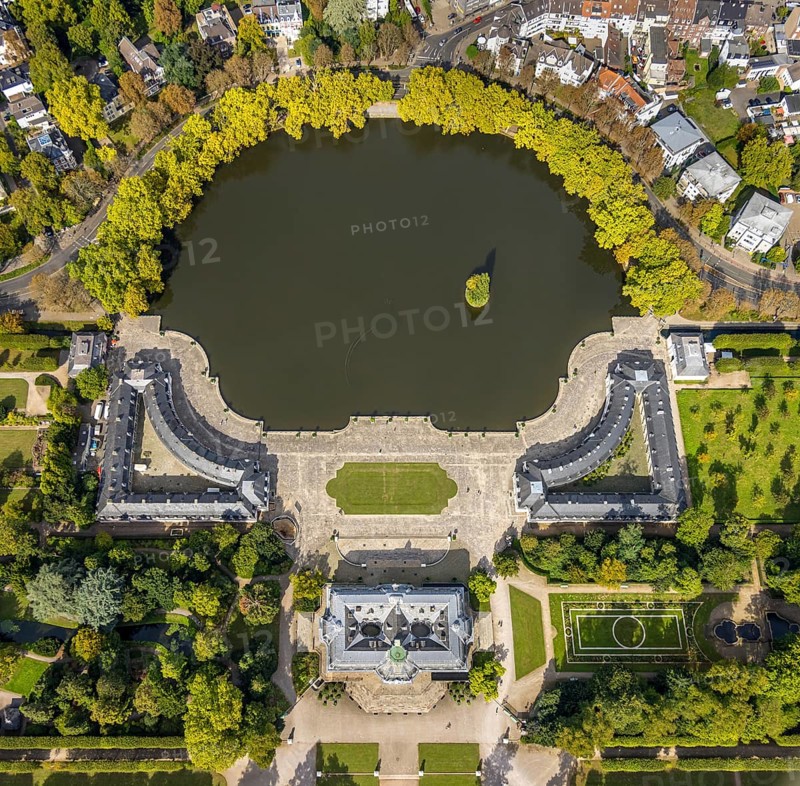 Aerial view, Benrath Castle with castle park and castle pond, Benrath, Düsseldorf, Ruhr area, North Rhine-Westphalia, Germany, DE, monument protection, Europe, aerial view, aerial photography, aerial photography, nature reserve, park, castle, pond, overview, bird's-eye view, bird's-eye view, overview