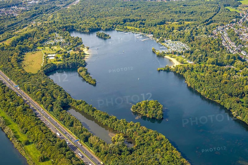 Aerial view, Unterbacher See with lido and campsite, sunny island, motorway A46, Unterbach, Düsseldorf, Ruhr area, North Rhine-Westphalia, Germany, motorway, DE, Europe, green trees, landscape, landscape forms, aerial view, aerial photography, aerial photography, lake, road traffic, overview, bird's eye view, birds-eyes view, green lung, overview