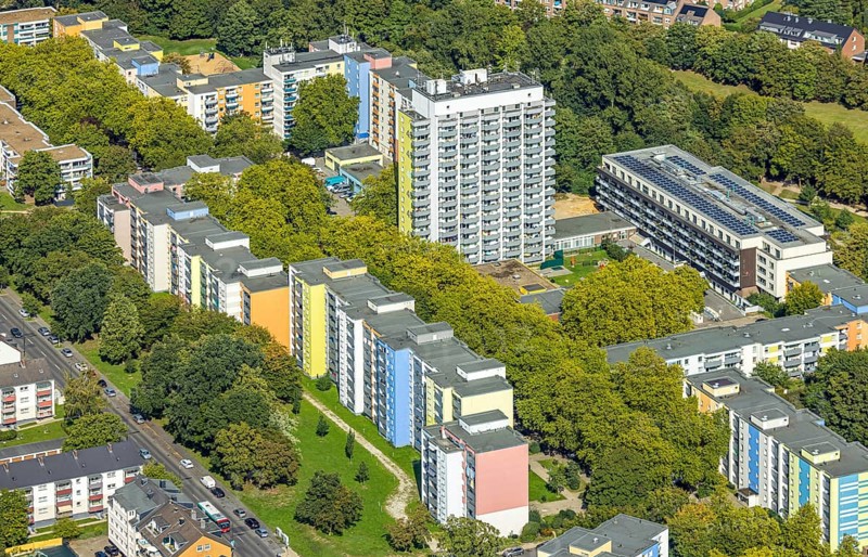 Aerial view, high-rise estate terraced houses Fürstenberger Straße, coloured house facades, Hassels, Düsseldorf, Ruhr area, North Rhine-Westphalia, Germany, DE, Europe, property tax, high-rise buildings, real estate, aerial view, aerial photography, aerial photography, multi-family houses, apartment buildings, terraced houses, overview, bird's-eye view, housing estate, housing and living, residential area, residential buildings, quality of living, residential quarter, housing estate, residential district, birds-eyes view, overview
