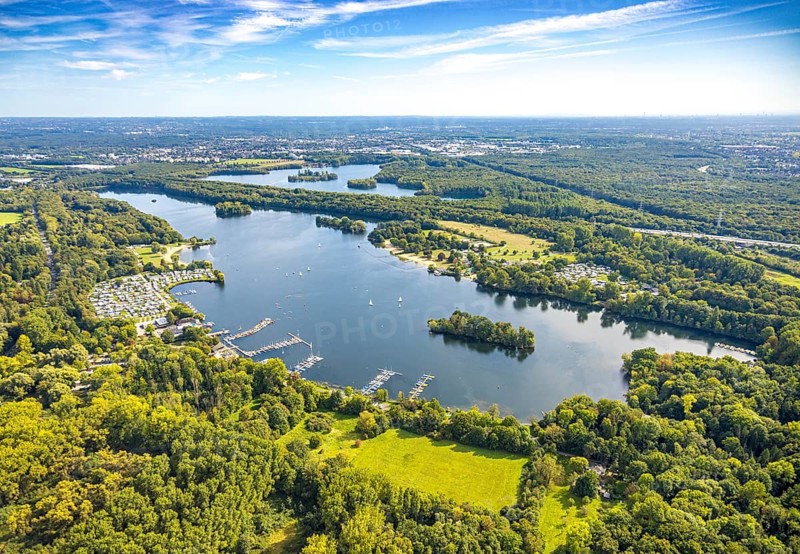 Aerial view, Unterbacher See with lido and campsite, motorway A46, Unterbach, Düsseldorf, Ruhr area, North Rhine-Westphalia, Germany, motorway, railway tracks, camping, camping facility, camping houses, campsite, DE, Europe, leisure, green trees, hobby, landscape, landscape forms, aerial view, aerial photography, aerial photography, lake, road traffic, overview, bird's eye view, caravan, birds-eyes view, green lung, overview