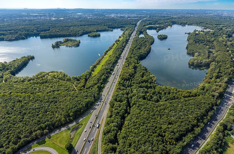 Aerial view, Elbsee with Elbsee island and Unterbacher See with Sonneninsel, motorway A46, Unterbach, Düsseldorf, Ruhr area, North Rhine-Westphalia, Germany, motorway, DE, Europe, green trees, landscape, landscape forms, aerial view, aerial photography, aerial photography, lake, road traffic, overview, bird's eye view, birds-eyes view, green lung, overview
