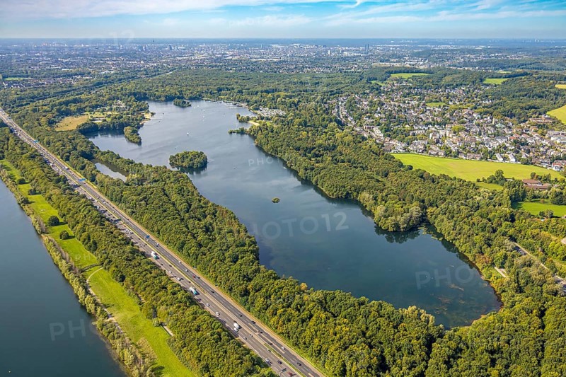 Aerial view, Unterbacher See with lido and campsite, sunny island, motorway A46, Unterbach, Düsseldorf, Ruhr area, North Rhine-Westphalia, Germany, motorway, DE, Europe, green trees, landscape, landscape forms, aerial view, aerial photography, aerial photography, lake, road traffic, overview, bird's eye view, birds-eyes view, green lung, overview