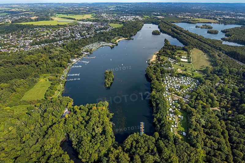 Aerial view, Unterbacher See with lido and campsite, motorway A46, Unterbach, Düsseldorf, Ruhr area, North Rhine-Westphalia, Germany, motorway, railway tracks, DE, Europe, green trees, landscape, landscape forms, aerial view, aerial photography, aerial photography, lake, road traffic, overview, bird's eye view, birds-eyes view, green lung, overview