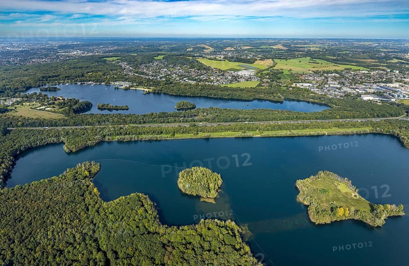 Aerial view, Elbsee with Elbsee island and Unterbacher See with Sonneninsel, motorway A46, Unterbach, Düsseldorf, Ruhr area, North Rhine-Westphalia, Germany, motorway, DE, Europe, green trees, landscape, landscape forms, aerial view, aerial photography, aerial photography, lake, road traffic, overview, bird's eye view, birds-eyes view, green lung, overview