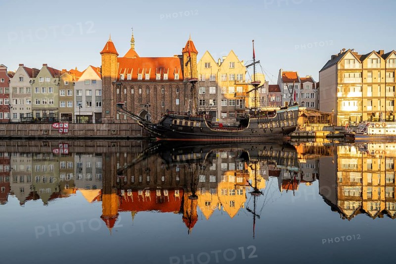 Waterfront promenade with reflection at sunrise in the Old Town, pirate ship, excursion boat, Motlawa River, Gdansk, Gdansk, Poland