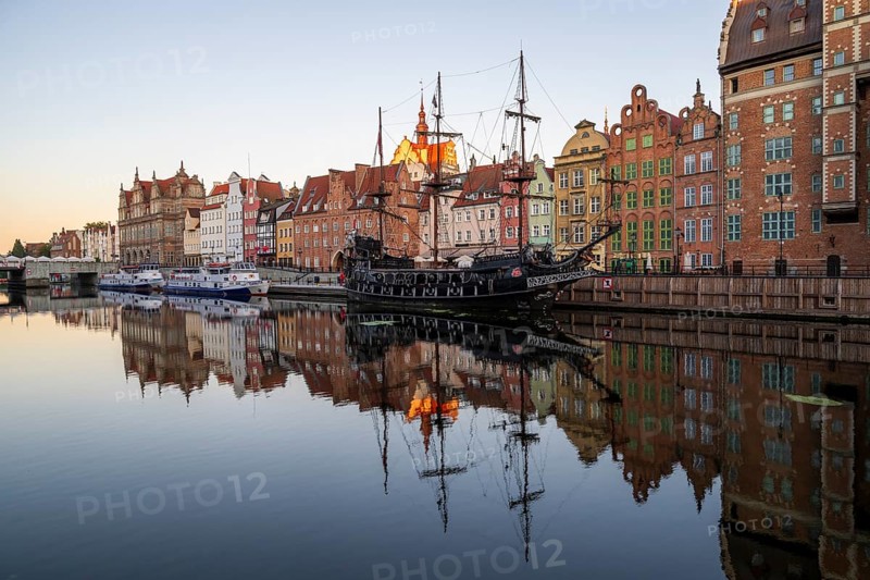 Waterfront promenade with reflection at sunrise in the Old Town, pirate ship, excursion boat, Motlawa River, Gdansk, Gdansk, Poland