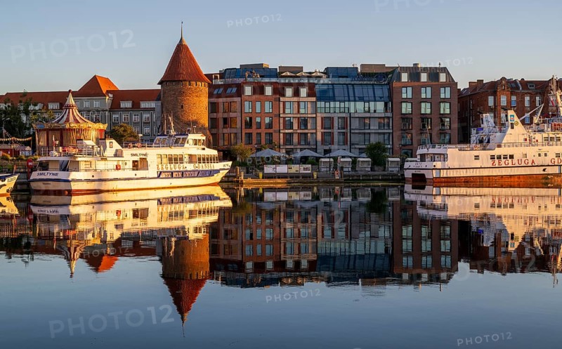 Waterfront promenade with reflection at sunrise in the Old Town, excursion boats, Motlawa River, Gdansk, Gdansk, Poland