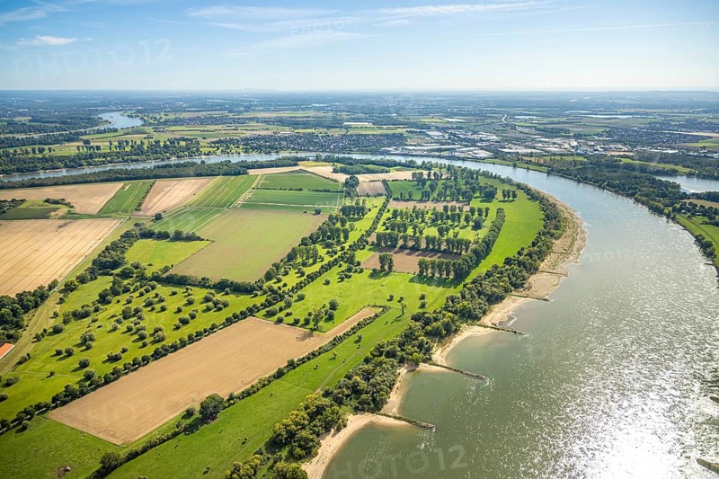 Aerial view, nature reserve Himmelgeister Rheinbogen, meadows and fields and green trees, Himmelgeist, Düsseldorf, Ruhr area, North Rhine-Westphalia, Germany, DE, Europe, LSG landscape conservation area, landscape conservation area, aerial photograph, aerial photography, aerial photography, overview, bird's-eye view, birds-eyes view, overview