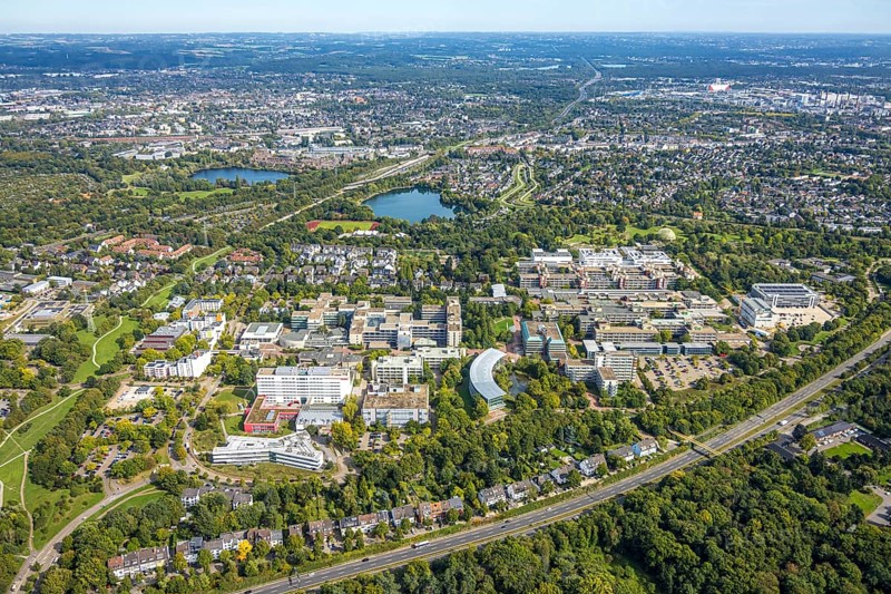 Aerial view, Heinrich-Heine University, view to the Deichsee and Unisee, Bilk, Düsseldorf, Ruhr area, North Rhine-Westphalia, Germany, education, educational institution, DE, Europe, university, teaching institute, aerial view, aerial photography, aerial photography, overview, university, bird's eye view, birds-eyes view, overview