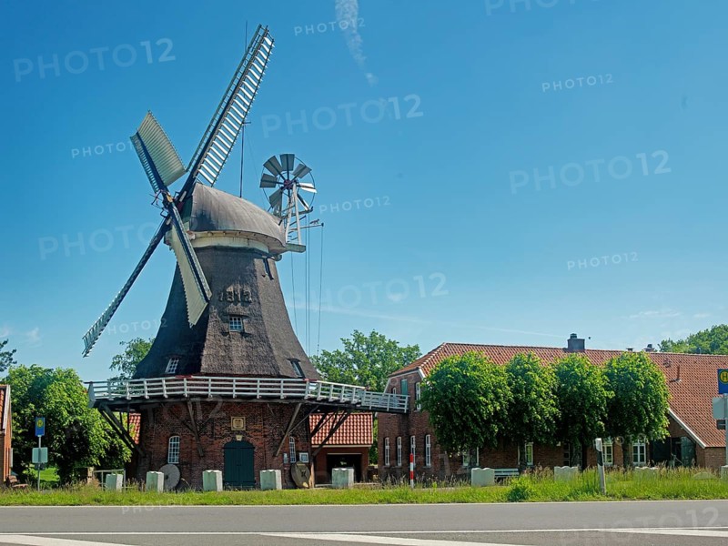 Galerieholländer, windmill, part of the Frisian Mill Road, monument, Bagband, East Frisia, Germany, Lower Saxony, Germany