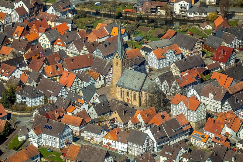 Aerial view, district Mengerinhausen in Bad Arolsen, with St-Georg-Kirche is a gothic hall church typical for the late Middle Ages, district Waldeck-Frankenberg, Hesse, Germany, Bad Arolsen, DEU, Europe, birds-eyes view, aerial view, aerial photography, aerial photography, overview, overview, bird's eye view, town centre, village centre, town church, gothic style, hall church