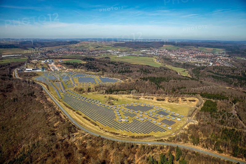 Aerial view, solar plant on the former Prinz-Eugen barracks, with industrial and commercial park, asphalt mixing plant, Asphaltwerke Waldeck GmbH & Co. KG, Bad Arolsen, district of Waldeck-Frankenberg, Hesse, Germany, DEU, Europe, birds-eyes view, aerial view, aerial photography, aerial photography, overview, bird's eye view, solar energy, photovoltaic plant, large-scale plant, solar field, conversion