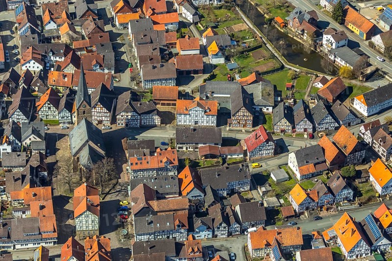Aerial view, district Mengerinhausen in Bad Arolsen, with St-Georg-Kirche is a gothic hall church typical for the late Middle Ages, district Waldeck-Frankenberg, Hesse, Germany, Bad Arolsen, DEU, Europe, birds-eyes view, aerial view, aerial photography, aerial photography, overview, overview, bird's eye view, town centre, village centre, town church, gothic style, hall church