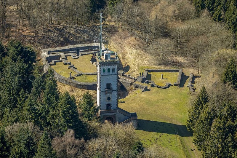 Aerial view, Burg Eisenberg is the ruin of a hilltop castle near Goldhausen in Korbach, Georg-Viktor-Turm on the Eisenberg, district town Korbach, district Waldeck-Frankenberg in Hesse, Germany, Europe, birds-eyes view, aerial view, aerial photography, aerial photography, overview, overview, bird's eye view, core castle, gate bridge, Renaissance building, castle chapel, castle, foundation walls, rampart, moat
