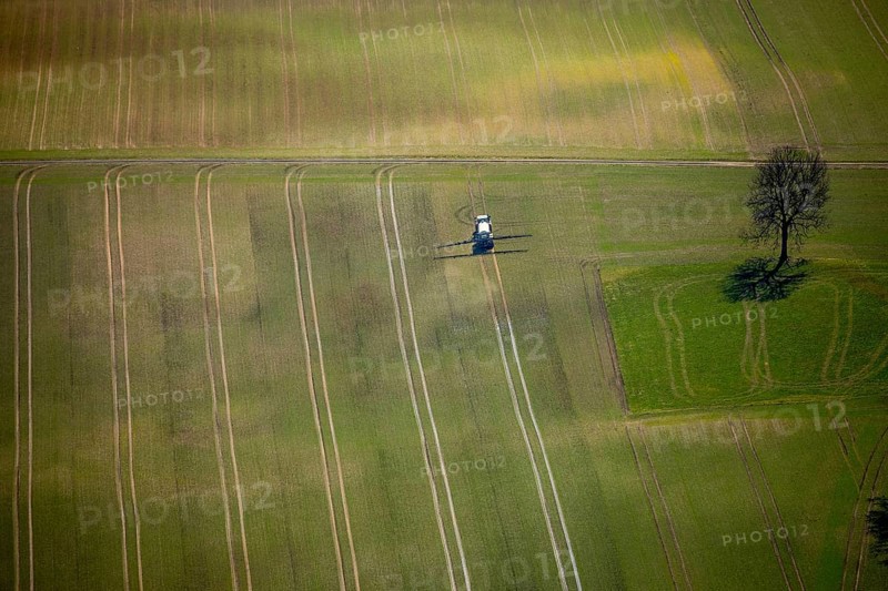 Aerial view, slurry tractor on a field during slurry spraying, emission, in Lichtenfels in Hesse. Lichtenfels, North Hesse, Hesse, Germany, Lichtenfels, DEU, Europe, birds-eyes view, aerial view, aerial photography, aerial photography, overview, overview, bird's eye view