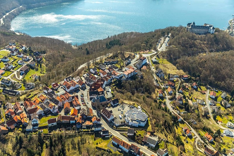 Aerial view, Waldeck with the castle-like castle complex Schloss Waldeck in Waldeck with the Edersee in the background in Hesse. Waldeck, Waldeck Castle on the Eder, Hesse, Germany, Waldeck, DEU, Europe, birds-eyes view, aerial view, aerial photography, aerial photography, overview, bird's-eye view