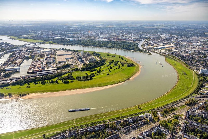 Aerial view, river Rhine Rhine bend, golf course Auf der Lausward and harbour with Lausward power station, harbour, Düsseldorf, Ruhr area, North Rhine-Westphalia, Germany, DE, Europe, golf, golf course, golf club, golf meadow, harbour area, harbour overview, aerial view, aerial photography, aerial photography, sports, overview, bird's-eye view, overview