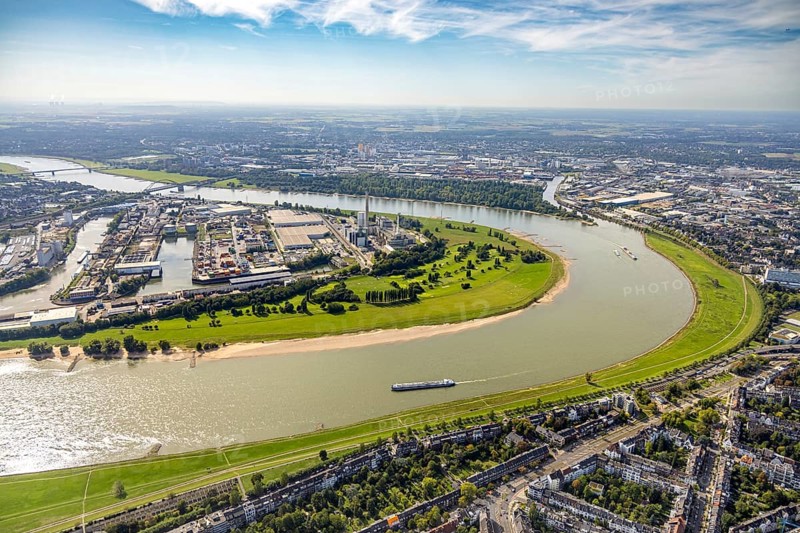 Aerial view, river Rhine Rhine bend, golf course Auf der Lausward and harbour with Lausward power station, harbour, Düsseldorf, Ruhr area, North Rhine-Westphalia, Germany, DE, Europe, golf, golf course, golf club, golf meadow, harbour area, harbour overview, aerial view, aerial photography, aerial photography, sports, overview, bird's-eye view, overview
