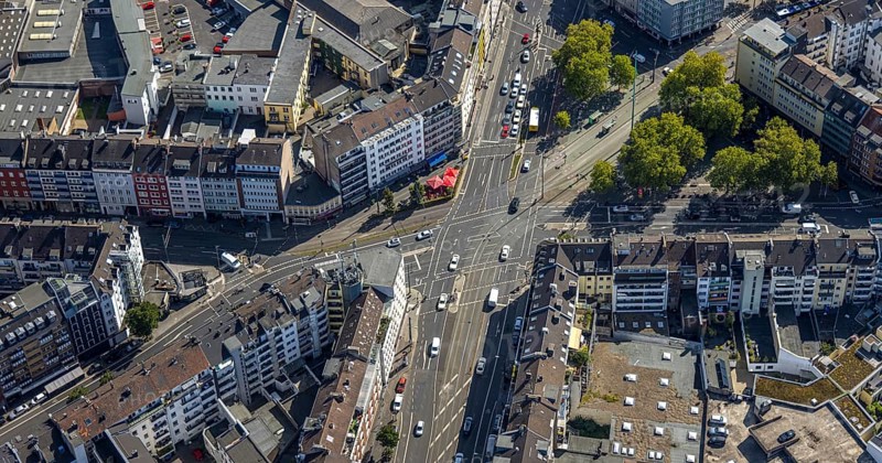 Aerial view, Worringer Platz, crossroads Kölner Straße, street traffic, cafe with red sunshades, city centre, Düsseldorf, Ruhr area, North Rhine-Westphalia, Germany, DE, Europe, aerial view, aerial photography, aerial photography, crossroads, overview, bird's-eye view, overview