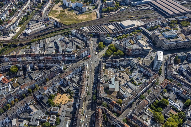 Aerial view, Worringer Platz, crossroads Kölner Straße, street traffic, cafe with red sunshades, city centre, Düsseldorf, Ruhr area, North Rhine-Westphalia, Germany, DE, Europe, aerial view, aerial photography, aerial photography, crossroads, overview, bird's-eye view, overview