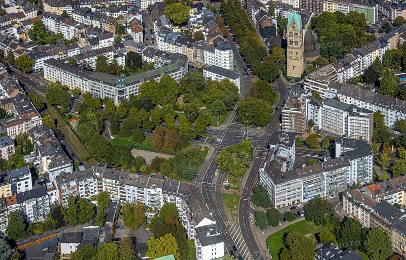 Aerial view, park and street crossing Prinz-Georg-Straße with Vagedesstraße, bus stop D-Schloss Jägerhof, catholic church St. Rochus, Pempelfort, Düsseldorf, Ruhr area, North Rhine-Westphalia, Germany, place of worship, DE, Europe, religious community, place of worship, holy place, church, parish, denomination, crossing area, aerial view, aerial photography, aerial photography, religion, religious site, road traffic, overview, bird's eye view, birds-eyes view, overview