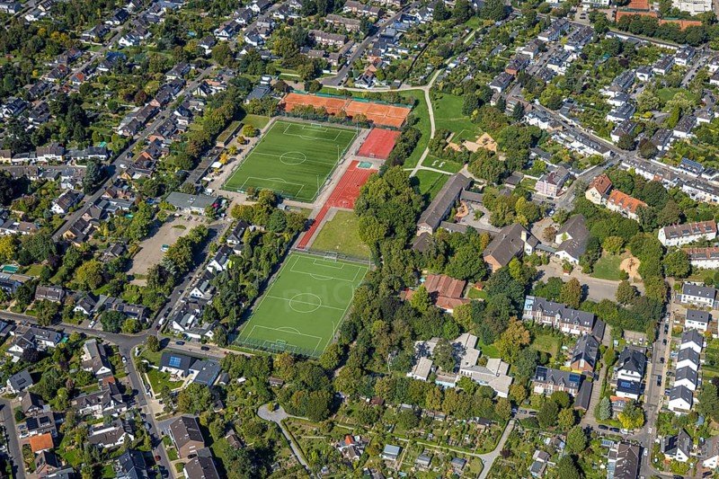 Aerial view, district sports facility Unterrath, football stadium and tennis courts Düsseldorfer Tennisfreunde e.V. DTF, St.Bruno-Schule Grundschule und Elsa-Brandström-Schule, Kita Kindergarten Hokuspokus, Unterrath, Düsseldorf, Ruhr area, North Rhine-Westphalia, Germany, education, educational institution, DE, Europe, football, football pitch, football stadium, primary school, kindergarten, day care centre, day care centre, day care centre, educational institution, aerial view, aerial photography, aerial photography, school, sport, sports facility, sports field, tennis, tennis facility, tennis court, tennis courts, tennis club, overview, bird's-eye view, bird's-eye view, overview