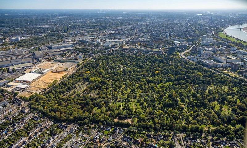 Aerial view, North Cemetery with green trees and cemetery of the Jewish Community Düsseldorf K.d.ö.R., Derendorf, Düsseldorf, Ruhr area, North Rhine-Westphalia, Germany, construction work, construction area, building site, building plots, construction project, building site, burial site, fallow land, DE, Europe, cemetery, memorial site, Gottesacker, graves, cemetery field, aerial photograph, aerial photography, aerial photography, resting place, road traffic, overview, bird's eye view, birds-eyes view, overview