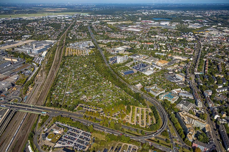 Aerial view, Mörsenbroicher Ei road connection, bridge Grashoffstraße, allotment garden associations Kittelbach, Heckenröschen e.V. and Trockene Erde, railway line connection to the airport, behind Mercedes-Benz Group AG loading area, on the right industrial estate Vogelsanger Straße, Mörsenbroich, Düsseldorf, Ruhr area, North Rhine-Westphalia, Germany, DE, Europe, aerial view, aerial photography, aerial photography, overview, bird's-eye view, overview