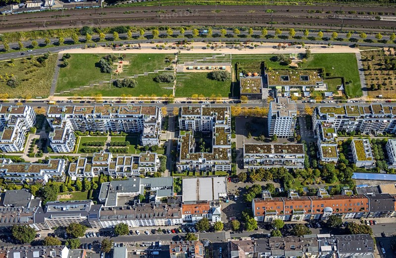 Aerial view, Maurice-Ravel-Park and playground, Marc-Chagall-Straße with housing estate, Toulouser Allee with tree avenue at the railway line, Pempelfort, Düsseldorf, Ruhr area, North Rhine-Westphalia, Germany, DE, Europe, property tax, real estate, aerial view, aerial photography, aerial photography, overview, bird's-eye view, housing estate, living and living, residential area, quality of living, residential quarter, housing estate, residential area, birds-eyes view, overview