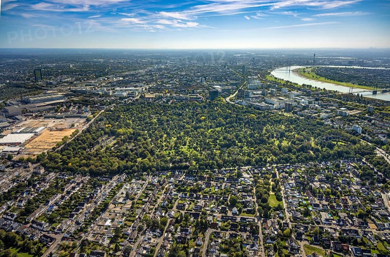 Aerial view, North cemetery with green trees and cemetery of the Jewish community Düsseldorf K.d.ö.R., federal road B8, Derendorf, Düsseldorf, Ruhr area, North Rhine-Westphalia, Germany, burial site, DE, Europe, cemetery, memorial, Gottesacker, graves, burial ground, aerial view, aerial photography, aerial photography, resting place, road traffic, overview, bird's-eye view, overview