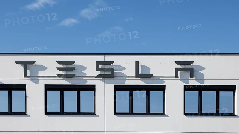 Tesla logo at the Tesla Centre Berlin Schönefeld, 28/09/2025, Schönefeld, Brandenburg, Germany