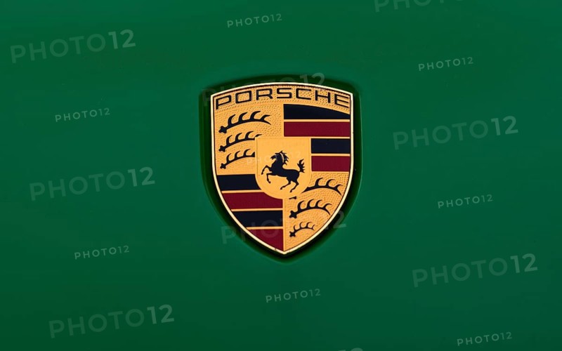 Crest, logo, emblem, on Porsche Macan GTS, viper green, green, Stuttgart, Baden-Württemberg, Germany