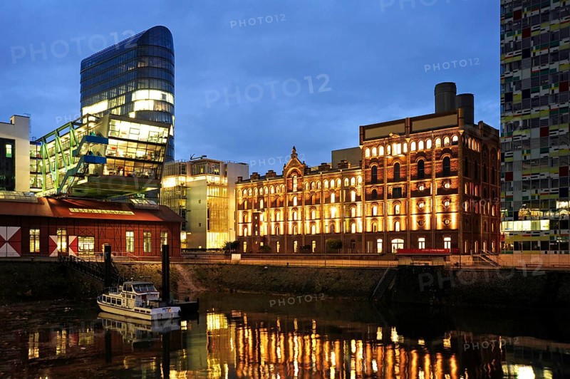 Modern architecture at the commercial harbour, Medienhafen, Düsseldorf, Rhineland, North Rhine-Westphalia, North Rhine-Westphalia, Germany