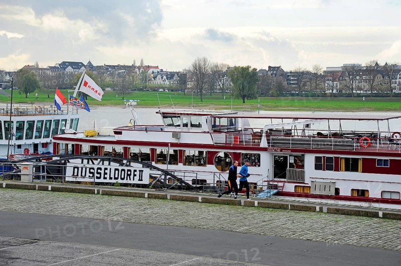 Excursion boats on the banks of the Tonhalle, behind them the Niederkassel district on the other bank of the Rhine, Düsseldorf, Rhineland, North Rhine-Westphalia, North Rhine-Westphalia, Germany