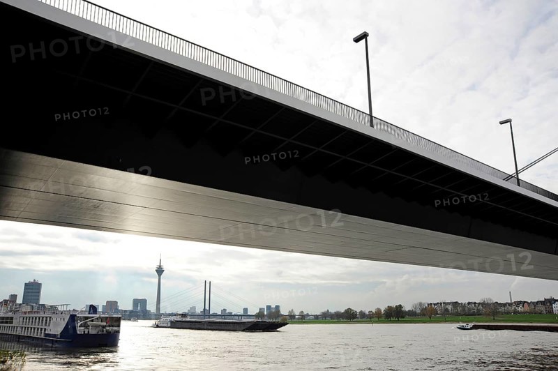 Oberkassel Bridge and ships on the Rhine, on the banks of the Tonhalle, Düsseldorf, Rhineland, North Rhine-Westphalia, North Rhine-Westphalia, Germany