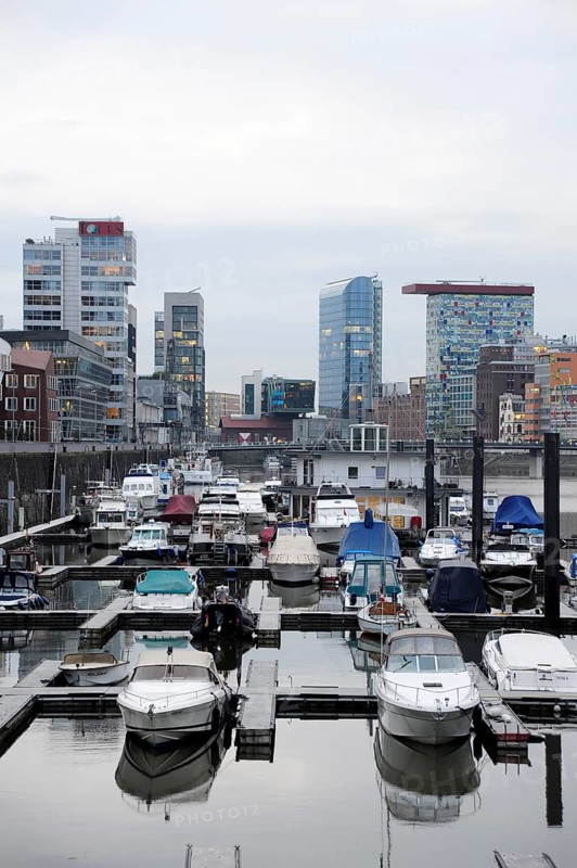 Boats in the customs harbour, modern architecture at the Media Harbour, Düsseldorf, Rhineland, North Rhine-Westphalia, North Rhine-Westphalia, Germany