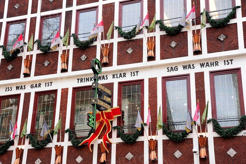 Alt-Bier Brauerei Zum Schlüssel, facade with Christmas decorations in the historic city centre, Düsseldorf, Rhineland, North Rhine-Westphalia, North Rhine-Westphalia, Germany