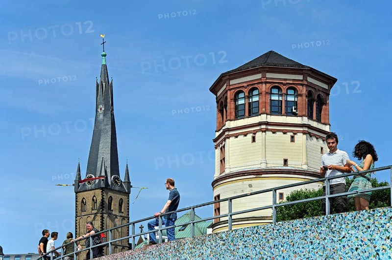 Rhine embankment promenade, Rhine embankment promenade with St. Lambertus Church and castle tower, Old Town, Düsseldorf, Rhineland, North Rhine-Westphalia, North Rhine-Westphalia, Germany