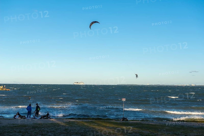 Kitesurfing in the Bay of Kiel in strong winds, high swell, Big Air Jump, Strande near Kiel, Rendsburg-Eckernförde district, Baltic Sea beach, horizon, AIDA, leisure activities, water sports, summer, blue sky, sunshine, Bay of Kiel, Schleswig-Holstein, Germany