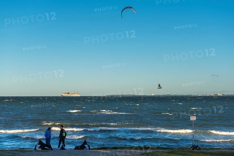 Kitesurfing in the Bay of Kiel in strong winds, high swell, Big Air Jump, Strande near Kiel, Rendsburg-Eckernförde district, Baltic Sea beach, horizon, AIDA, leisure activities, water sports, summer, blue sky, sunshine, Bay of Kiel, Schleswig-Holstein, Germany