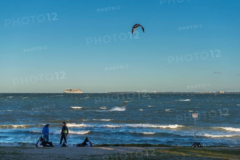 Kitesurfing in the Bay of Kiel in strong winds, high swell, Strande near Kiel, Rendsburg-Eckernförde district, Baltic Sea beach, horizon, AIDA, leisure activities, water sports, summer, blue sky, sunshine, Bay of Kiel, Schleswig-Holstein, Germany