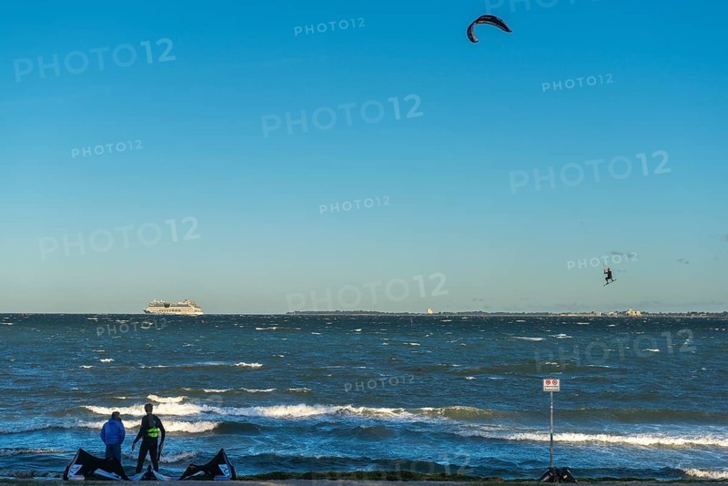 Kitesurfing in the Bay of Kiel in strong winds, high swell, Big Air Jump, Strande near Kiel, Rendsburg-Eckernförde district, Baltic Sea beach, horizon, AIDA, leisure activities, water sports, summer, blue sky, sunshine, Bay of Kiel, Schleswig-Holstein, Germany
