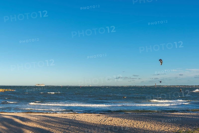 Kitesurfing in the Bay of Kiel in strong winds, high swell, Big Air Jump, Strande near Kiel, Rendsburg-Eckernförde district, Baltic Sea beach, horizon, AIDA, leisure activities, water sports, summer, blue sky, sunshine, Bay of Kiel, Schleswig-Holstein, Germany