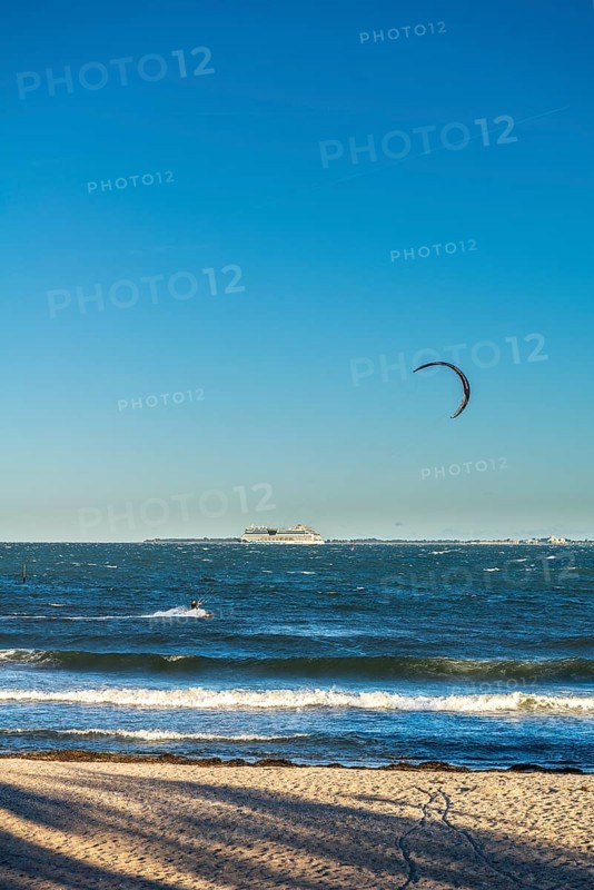 Kitesurfing in the Bay of Kiel in strong winds, high swell, Strande near Kiel, Rendsburg-Eckernförde district, Baltic Sea beach, horizon, AIDA, leisure activities, water sports, summer, blue sky, sunshine, Bay of Kiel, Schleswig-Holstein, Germany