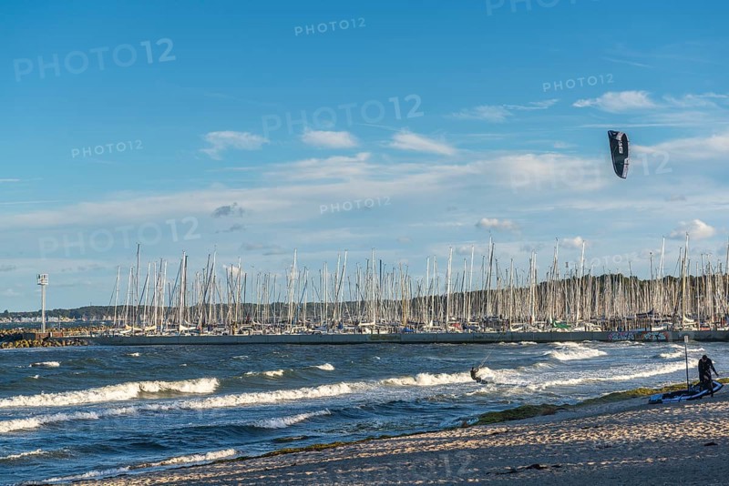 Kitesurfing in the Bay of Kiel in strong winds, high swell, Strande near Kiel, Rendsburg-Eckernförde district, Kiel-Schilksee Olympic and yacht harbour, sailing sports, leisure activities, water sports, spray, summer, blue sky, sunshine, Bay of Kiel, Schleswig-Holstein, Germany
