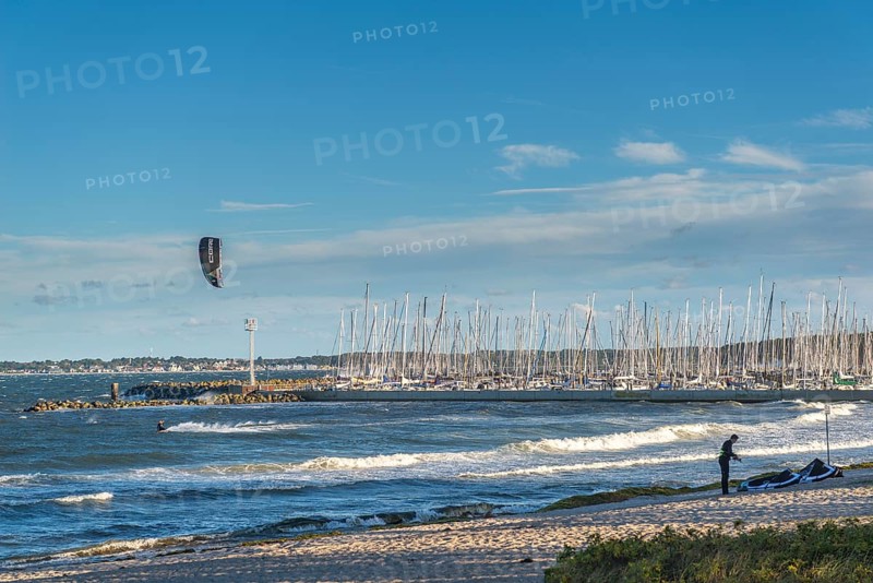 Kitesurfing in the Bay of Kiel in strong winds, high swell, Strande near Kiel, Rendsburg-Eckernförde district, Kiel-Schilksee Olympic and yacht harbour, Baltic Sea beach, leisure activities, water sports, summer, blue sky, sunshine, Bay of Kiel, Schleswig-Holstein, Germany
