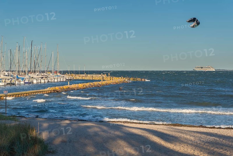 Kitesurfing in the Bay of Kiel in strong winds, high swell, Strande near Kiel, Rendsburg-Eckernförde district, pier, marina, Baltic Sea beach, horizon, AIDA, leisure activities, water sports, summer, blue sky, sunshine, Bay of Kiel, Schleswig-Holstein, Germany