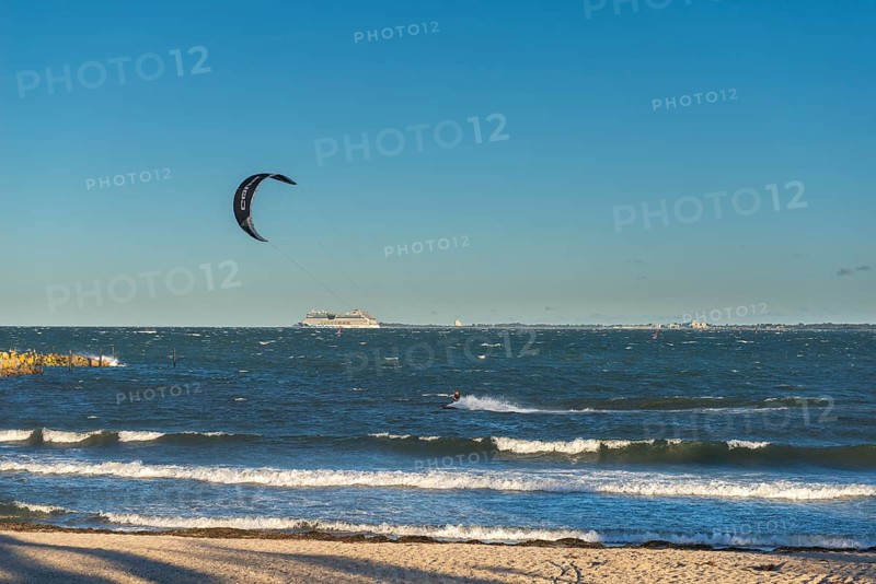 Kitesurfing in the Bay of Kiel in strong winds, high swell, Strande near Kiel, Rendsburg-Eckernförde district, Baltic Sea beach, horizon, AIDA, leisure activities, water sports, summer, blue sky, sunshine, Bay of Kiel, Schleswig-Holstein, Germany